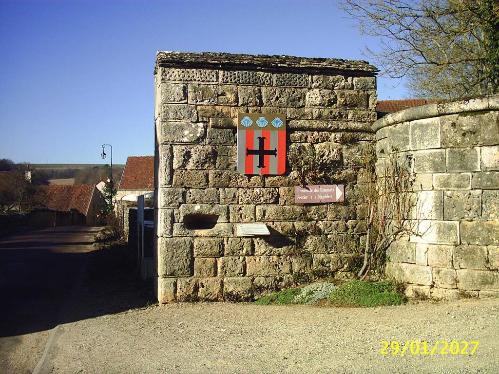 Le Puits Fortifié Salives Esterno foto